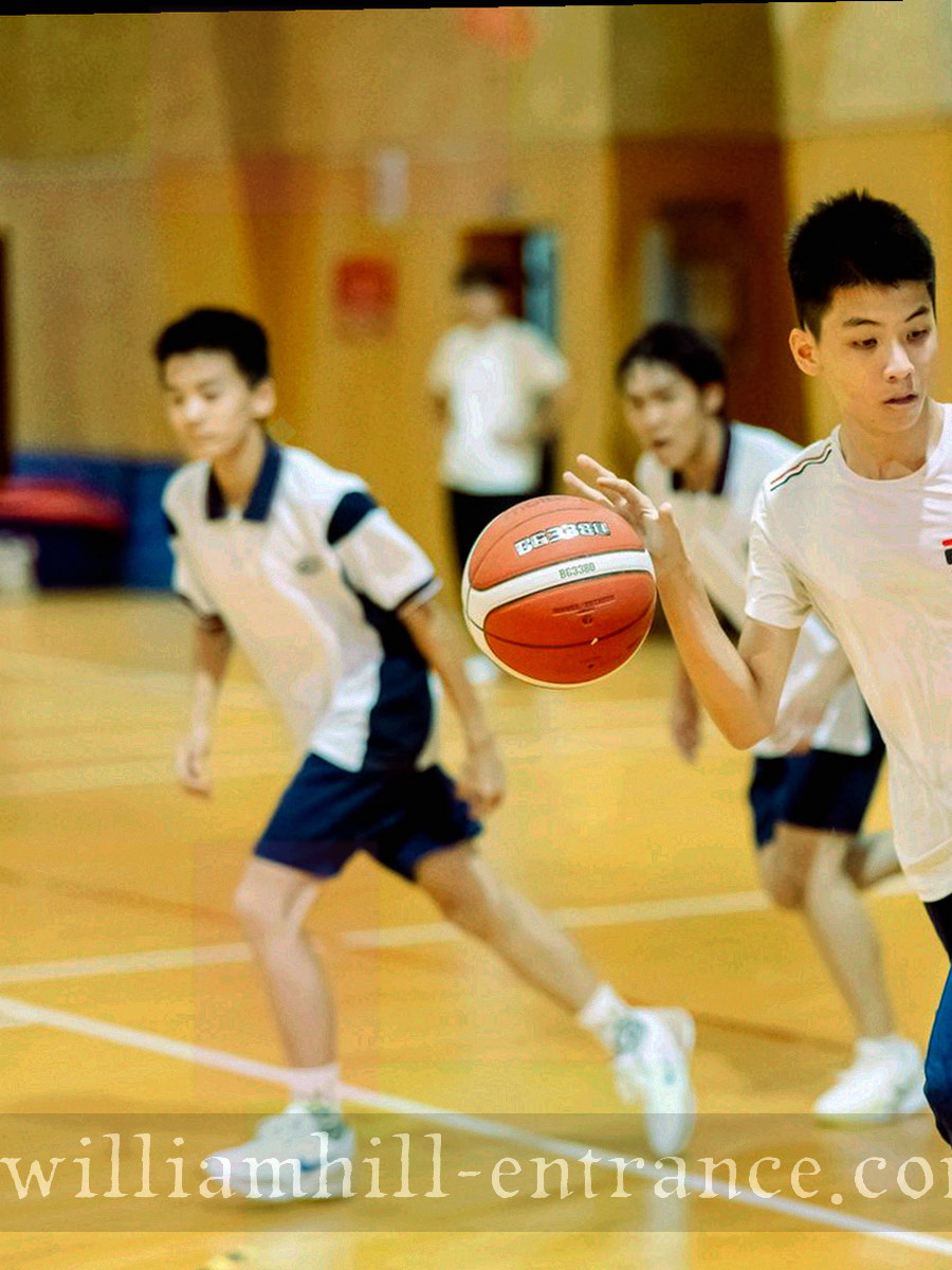 夜间球场看台灯光下的空座与栏杆线条